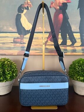 MICHAEL KORS 💙🩵Kenly🩵💙 BLUE LOGO CROSSBODY BAG 🌟EUC🌟